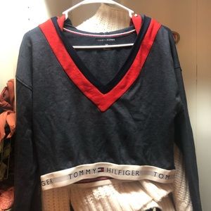 Navy blue cropped Tommy Hilfiger sweatshirt!!